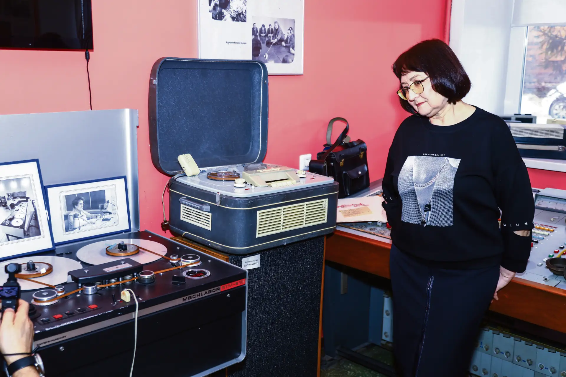 Были времена, когда звуки радио сопровождали людей с раннего утра до позднего вечера: нам сообщали о событиях в стране и мире, передавали музыкальные поздравления, детям рассказывали сказки, по вечерам в эфир выходили...