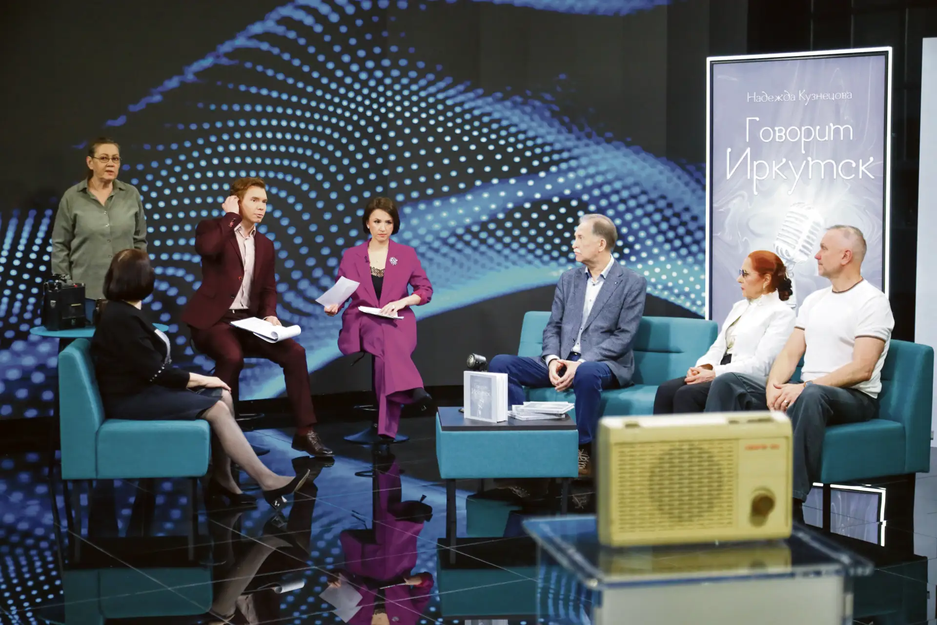 Были времена, когда звуки радио сопровождали людей с раннего утра до позднего вечера: нам сообщали о событиях в стране и мире, передавали музыкальные поздравления, детям рассказывали сказки, по вечерам в эфир выходили... Были времена, когда звуки радио сопровождали людей с раннего утра до позднего вечера: нам сообщали о событиях в стране и мире, передавали музыкальные поздравления, детям рассказывали сказки, по вечерам в эфир выходили...