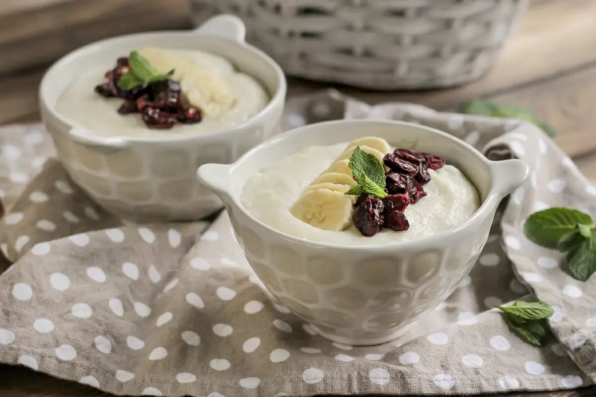 Манная каша на кокосовом молоке: волшебный завтрак с бананом и клюквой