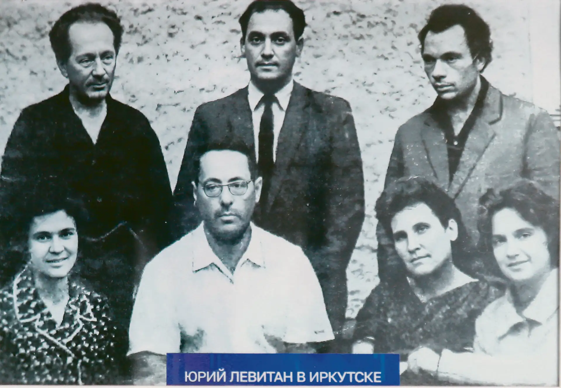 Были времена, когда звуки радио сопровождали людей с раннего утра до позднего вечера: нам сообщали о событиях в стране и мире, передавали музыкальные поздравления, детям рассказывали сказки, по вечерам в эфир выходили... Были времена, когда звуки радио сопровождали людей с раннего утра до позднего вечера: нам сообщали о событиях в стране и мире, передавали музыкальные поздравления, детям рассказывали сказки, по вечерам в эфир выходили...