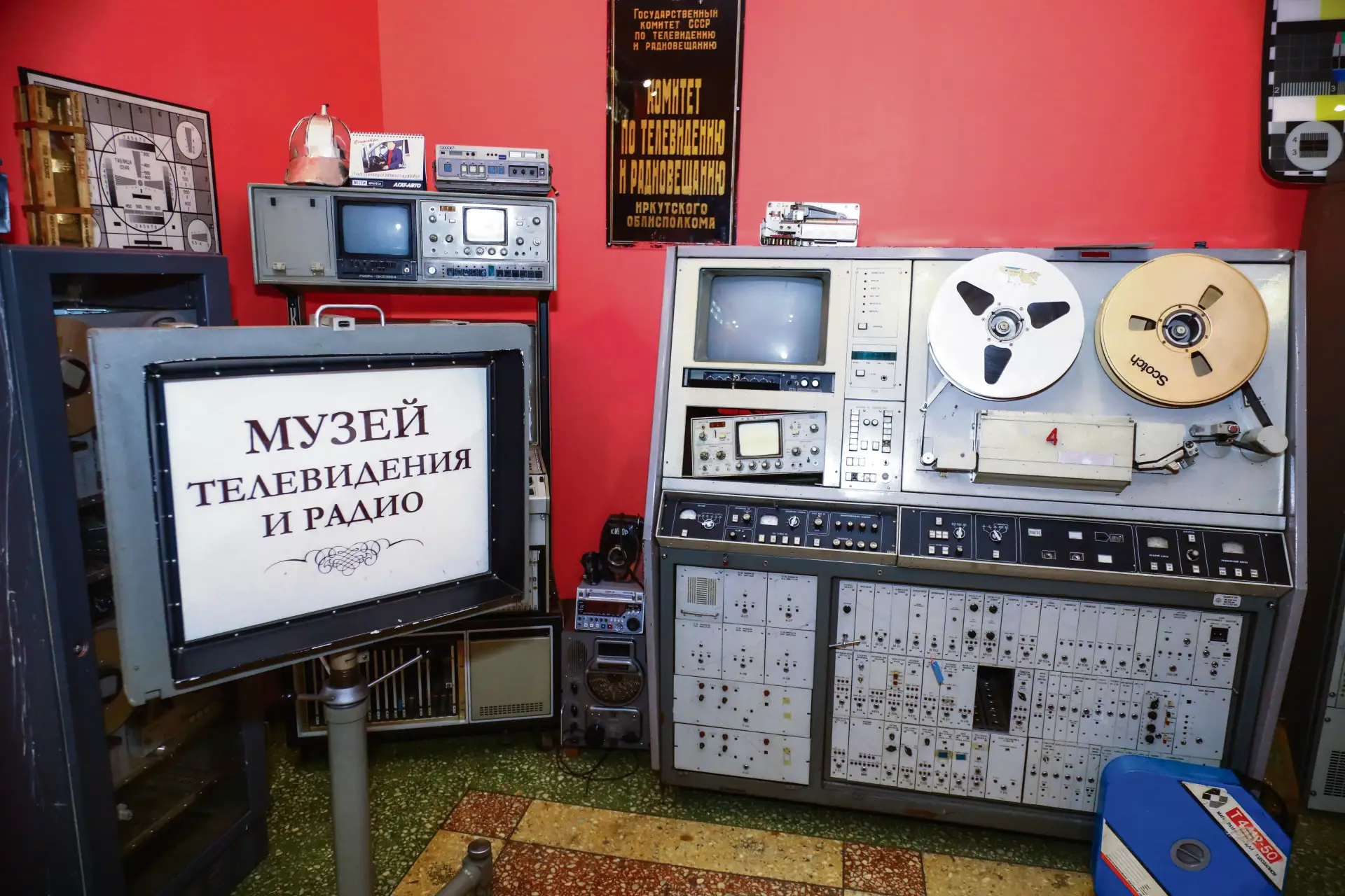 Были времена, когда звуки радио сопровождали людей с раннего утра до позднего вечера: нам сообщали о событиях в стране и мире, передавали музыкальные поздравления, детям рассказывали сказки, по вечерам в эфир выходили... Были времена, когда звуки радио сопровождали людей с раннего утра до позднего вечера: нам сообщали о событиях в стране и мире, передавали музыкальные поздравления, детям рассказывали сказки, по вечерам в эфир выходили...