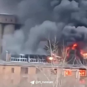 Столб чёрного дыма и огонь на верхних этажах: в Иркутске горит здание масложиркомбината