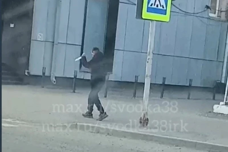 То в Иркутске подростки пистолетом размахивают, то в Ангарске мужчина ходит по улице с ножом