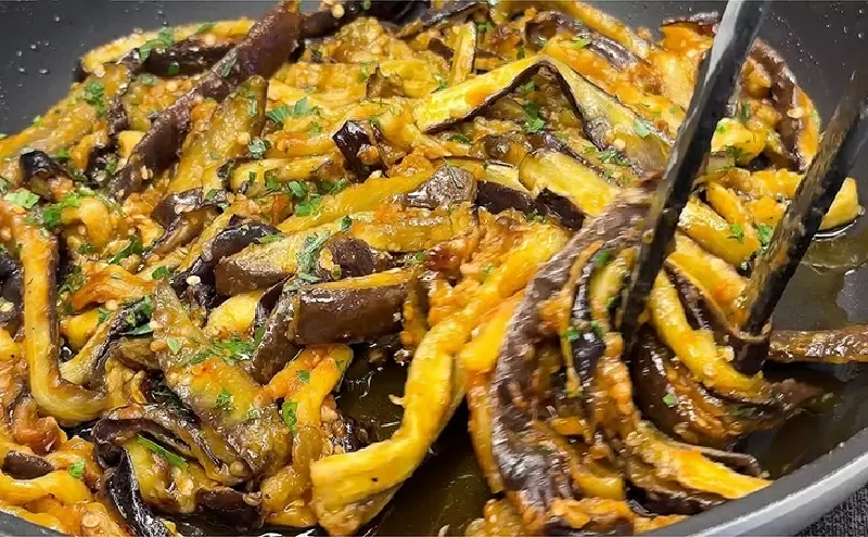 Баклажаны с неожиданным вкусом: как превратить обычный овощ в кулинарный шедевр