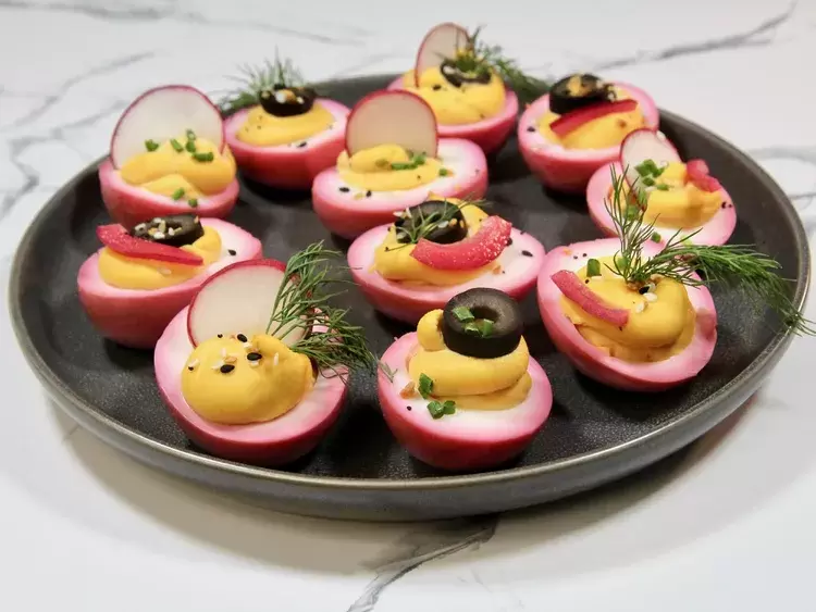 Фаршированные яйца в свекольном маринаде: изысканная закуска для любого случая