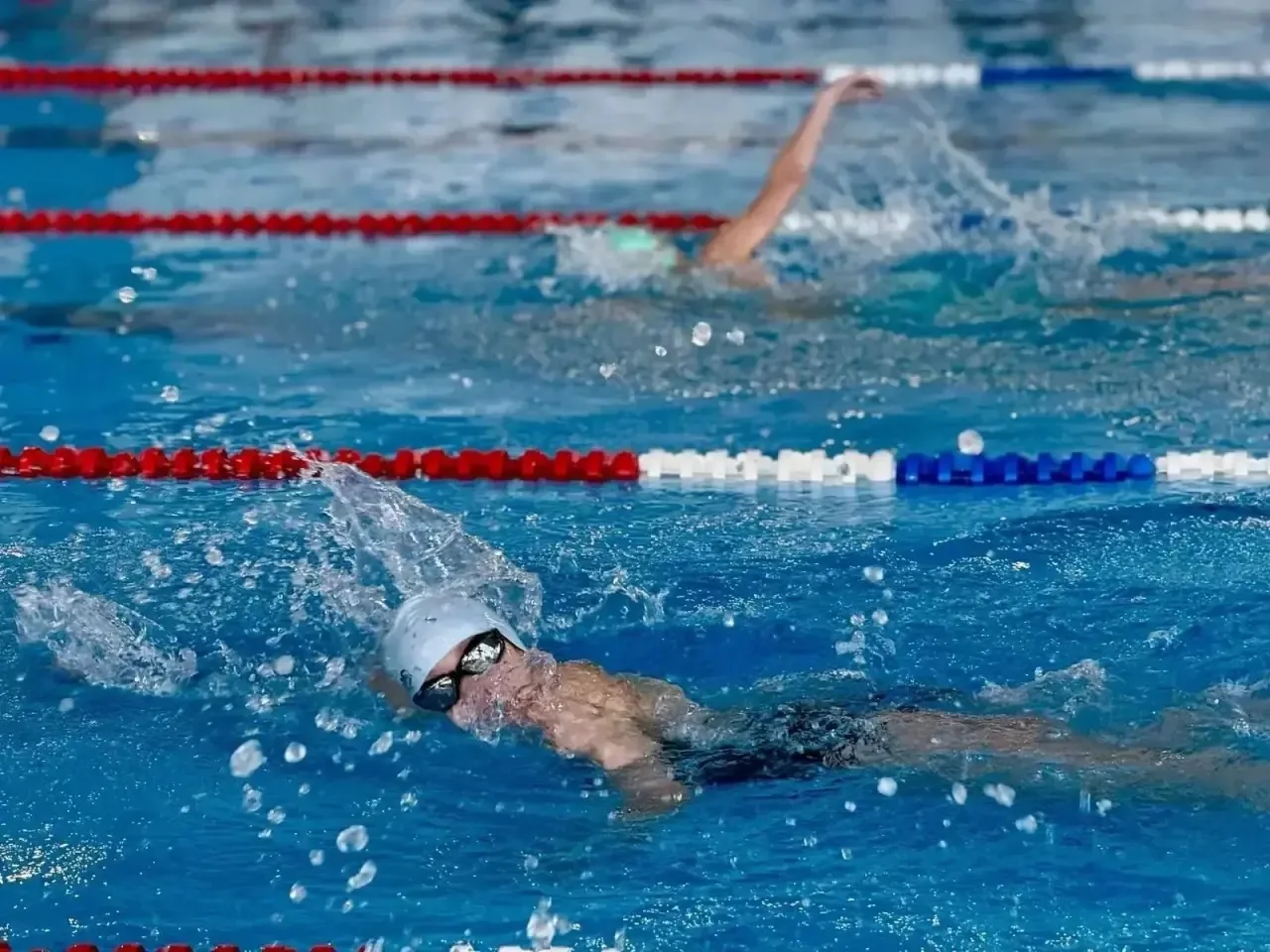 Спортсмены поборолись за победу в рукопашном бою, кросс-спринте, плавании и волейболе в Иркутске