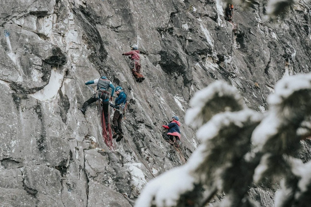 Спортсменка Иркутской области Алина Жданова стала серебряным призером I этапа Кубка России по альпинизму в скальном классе Спортсменка Иркутской области Алина Жданова стала серебряным призером I этапа Кубка России по альпинизму в скальном классе
