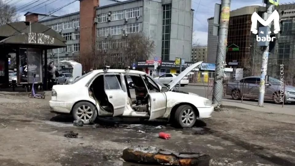 Прохожий поджёг авто с водителем внутри в Иркутске из-за отказа подвезти Прохожий поджёг авто с водителем внутри в Иркутске из-за отказа подвезти