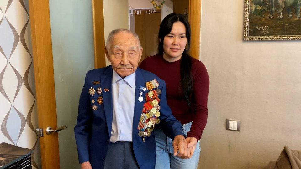 99-летнего ветерана Алтая Дадуева поздравил с годовщиной Великой Победы губернатор Иркутской области Игорь Кобзев