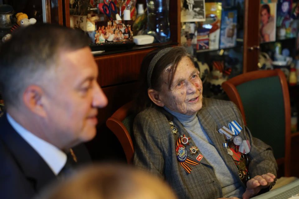 Игорь Кобзев: #Иркутская_область_помнит Встреча, которая согрела сердце. В канун 9 Мая побеседовал и спел песни Победы с Верой Ивановной Черных. Годы идут, а голос Веры Ивановны звонкий, как в молодости, а улыбка – светлая... Игорь Кобзев: #Иркутская_область_помнит Встреча, которая согрела сердце. В канун 9 Мая побеседовал и спел песни Победы с Верой Ивановной Черных. Годы идут, а голос Веры Ивановны звонкий, как в молодости, а улыбка – светлая...