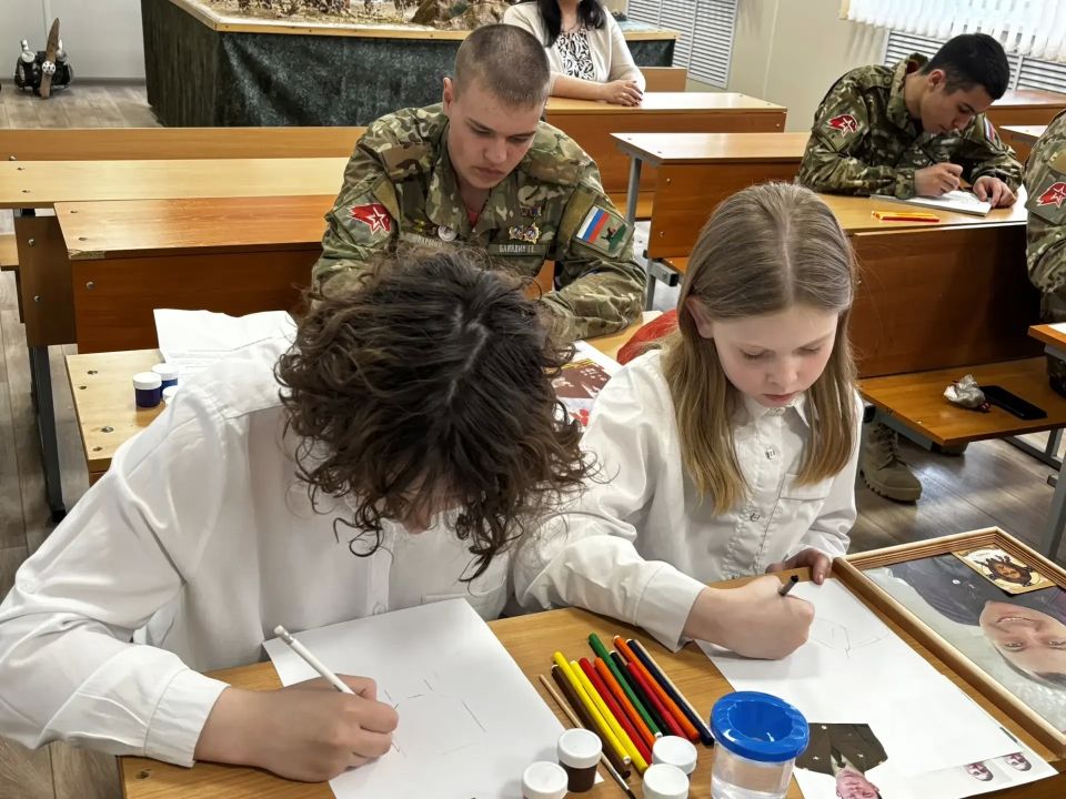 В рамках акции «Мой герой» юные патриоты нарисовали людей, которыми гордятся В рамках акции «Мой герой» юные патриоты нарисовали людей, которыми гордятся