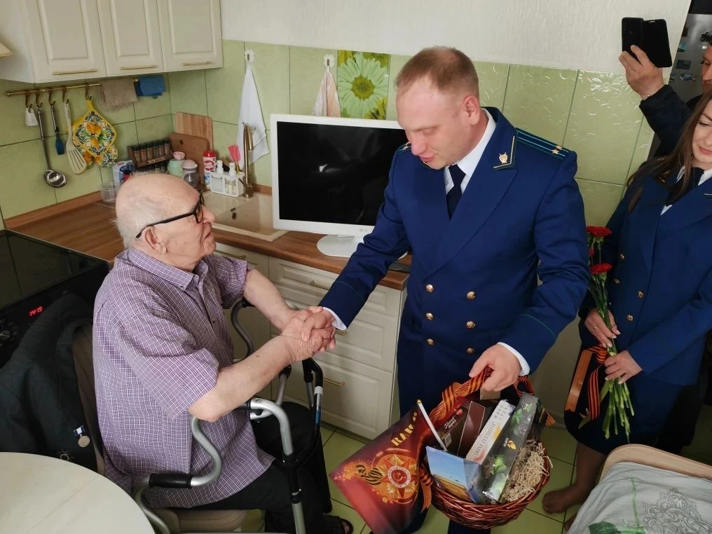 Прокуроры Иркутского района, Кировского, Ленинского, Октябрьского и Свердловского районов г. Иркутска в преддверии 81-й годовщины Победы в Великой Отечественной войне 1941-1945 гг. встретились с ветеранами