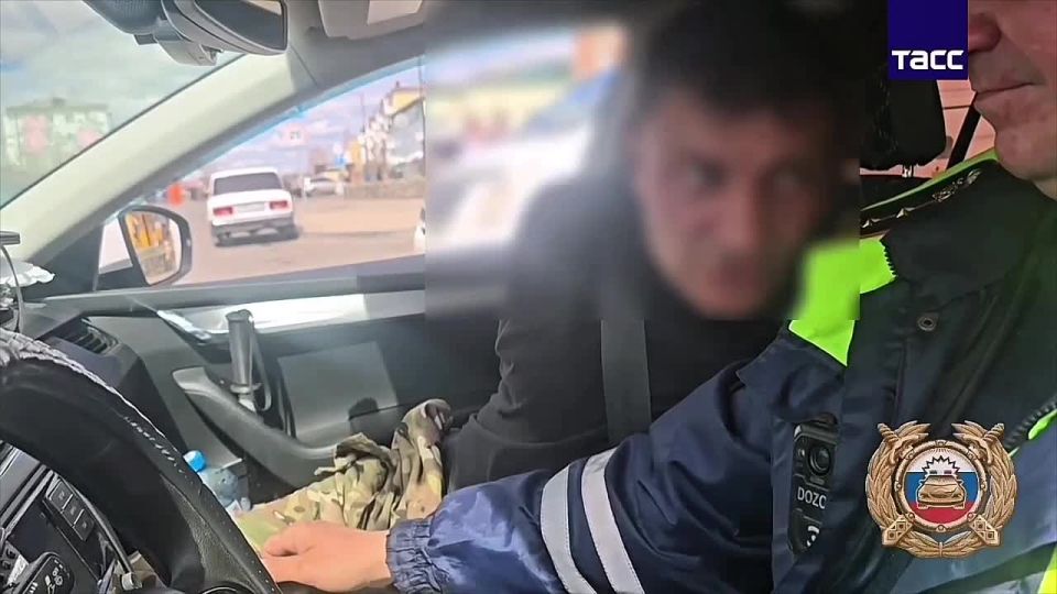 Участник массового ДТП в Тулуне Иркутской области притворялся иностранцем и разговаривал на выдуманном им языке, чтобы избежать ответственности за езду пьяным за рулем, сообщили ГУ МВД по региону