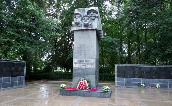 Вандалы надругались над воинским захоронением Вандалы надругались над воинским захоронением