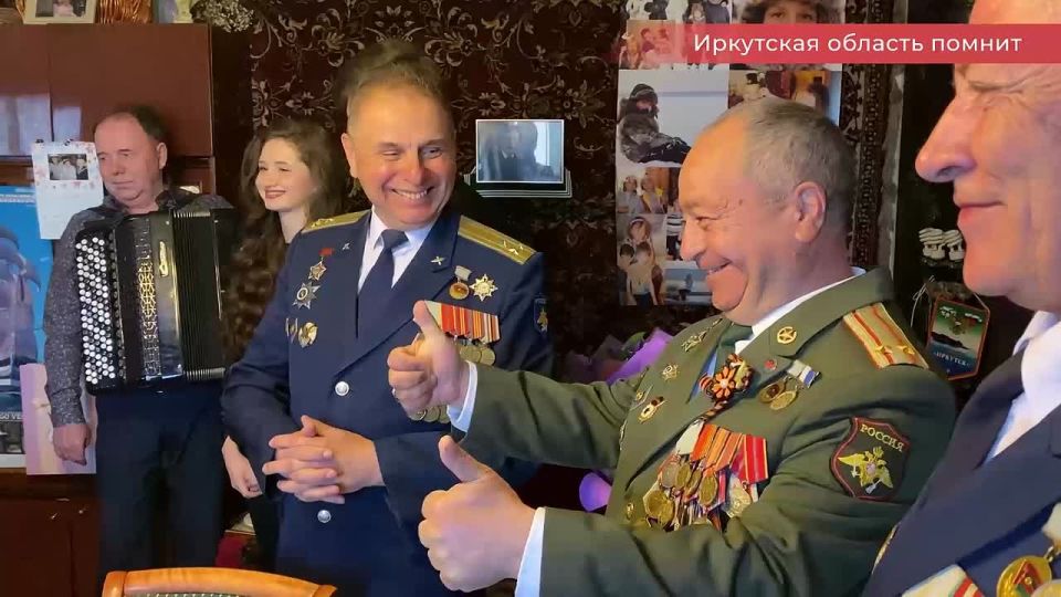 Игорь Кобзев: #Иркутская_область_помнит Встреча, которая согрела сердце. В канун 9 Мая побеседовал и спел песни Победы с Верой Ивановной Черных. Годы идут, а голос Веры Ивановны звонкий, как в молодости, а улыбка – светлая...
