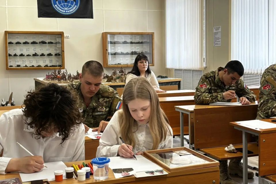 В рамках акции «Мой герой» юные патриоты нарисовали людей, которыми гордятся