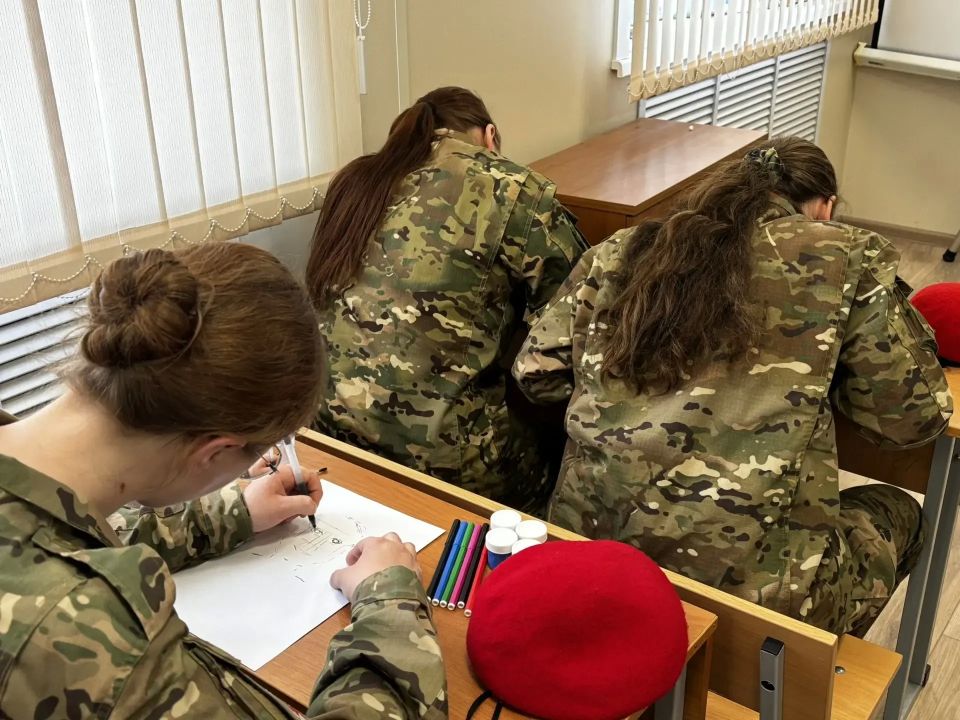 В рамках акции «Мой герой» юные патриоты нарисовали людей, которыми гордятся В рамках акции «Мой герой» юные патриоты нарисовали людей, которыми гордятся