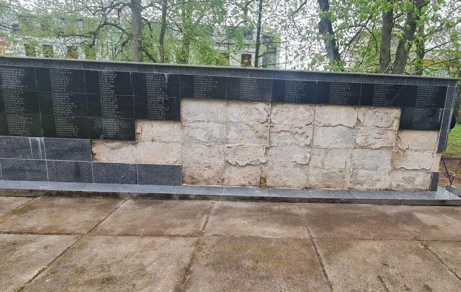 В Латвии вандалы вырвали и разбили часть плит из мемориала погибшим советским солдатам