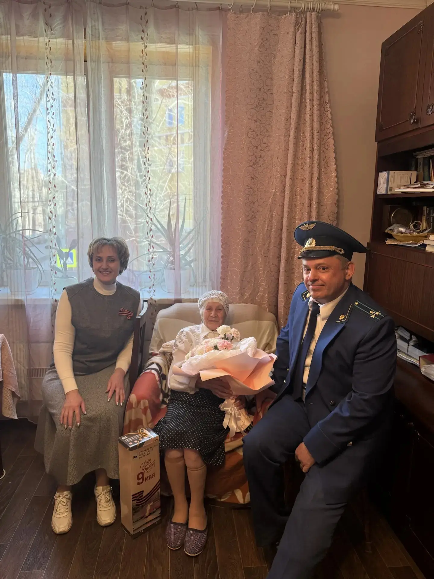 Прокуроры Иркутского района, Кировского, Ленинского, Октябрьского и Свердловского районов г. Иркутска в преддверии 81-й годовщины Победы в Великой Отечественной войне 1941-1945 гг. встретились с ветеранами Прокуроры Иркутского района, Кировского, Ленинского, Октябрьского и Свердловского районов г. Иркутска в преддверии 81-й годовщины Победы в Великой Отечественной войне 1941-1945 гг. встретились с ветеранами
