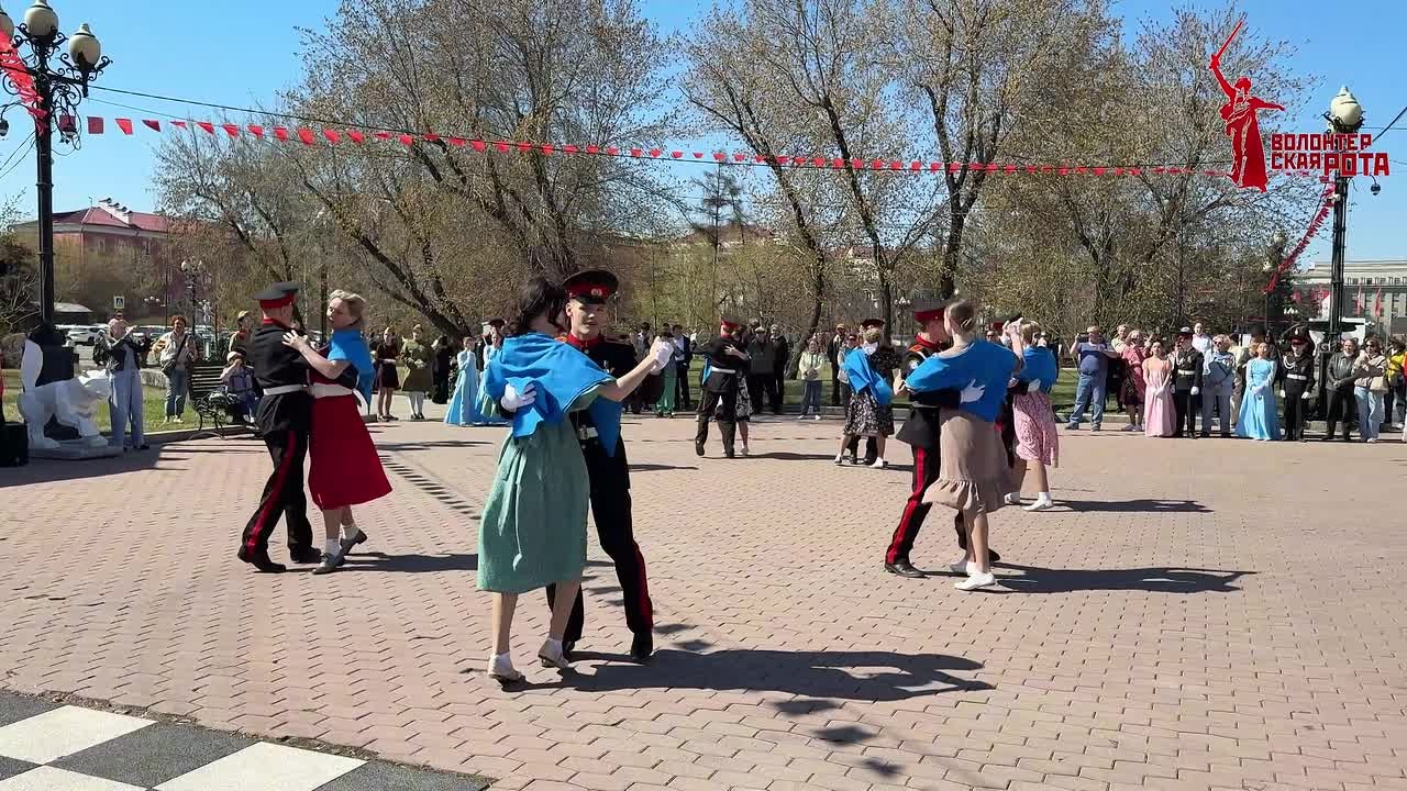 Вчера в Сквере имени Кирова волонтёрская рота совместно с кадетским корпусом имени Скороходова провела мероприятие «Вальс Победы — связь поколений»