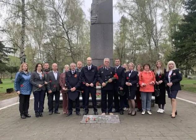 В преддверии Дня Победы работники территориальных управлений Ростехнадзора по всей стране участвуют в торжественных мероприятиях, возлагают цветы к мемориалам, памятникам и братским могилам, проводят работы по весеннему... В преддверии Дня Победы работники территориальных управлений Ростехнадзора по всей стране участвуют в торжественных мероприятиях, возлагают цветы к мемориалам, памятникам и братским могилам, проводят работы по весеннему...