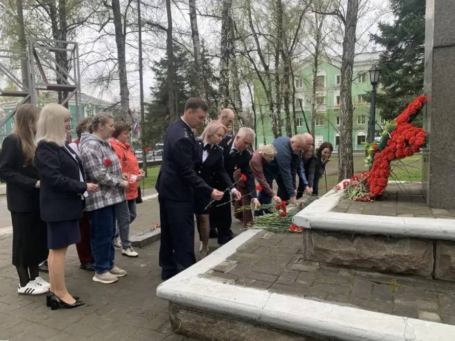 В преддверии Дня Победы работники территориальных управлений Ростехнадзора по всей стране участвуют в торжественных мероприятиях, возлагают цветы к мемориалам, памятникам и братским могилам, проводят работы по весеннему... В преддверии Дня Победы работники территориальных управлений Ростехнадзора по всей стране участвуют в торжественных мероприятиях, возлагают цветы к мемориалам, памятникам и братским могилам, проводят работы по весеннему...