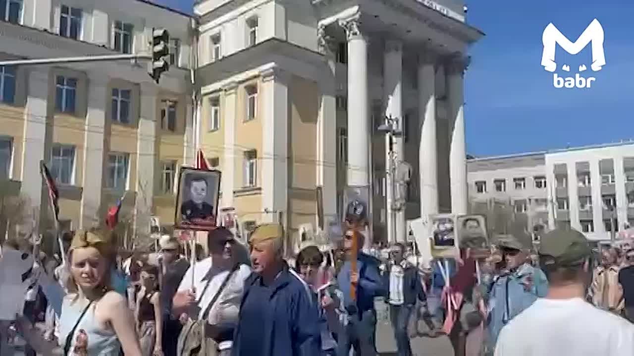 Тысячи иркутян с портретами дедов, георгиевскими ленточками и гвоздиками прошли по центру города в "Бессмертном полку"