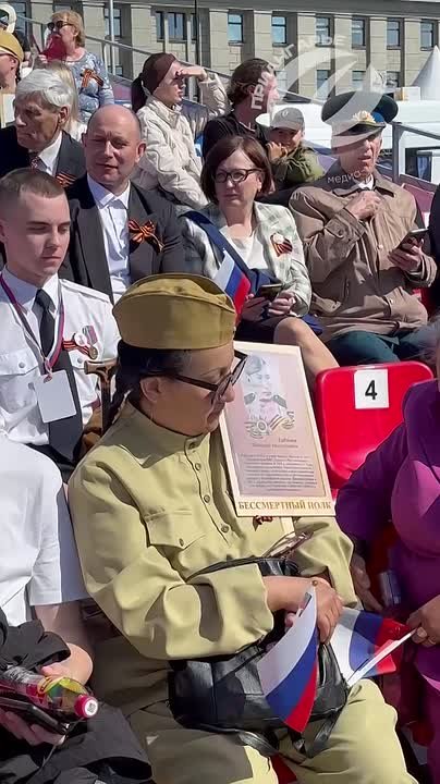 На сквере имени Кирова все готовятся к торжественному параду