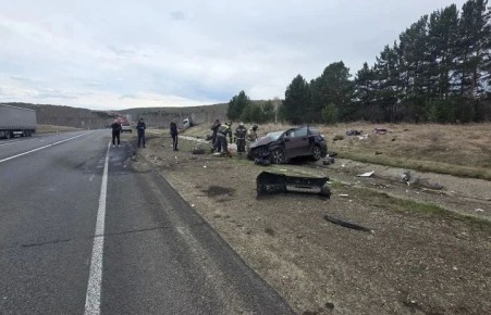 В Куйтунском районе произошло лобовое столкновение легкового автомобиля Toyota Wish с грузовиком Foton Auman