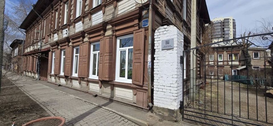 Жители домапамятника архитектуры на улице Бабушкина в Иркутске обратились к депутату ЗС Алексею Распутину с просьбой помочь в проведении капитального ремонта Жители домапамятника архитектуры на улице Бабушкина в Иркутске обратились к депутату ЗС Алексею Распутину с просьбой помочь в проведении капитального ремонта