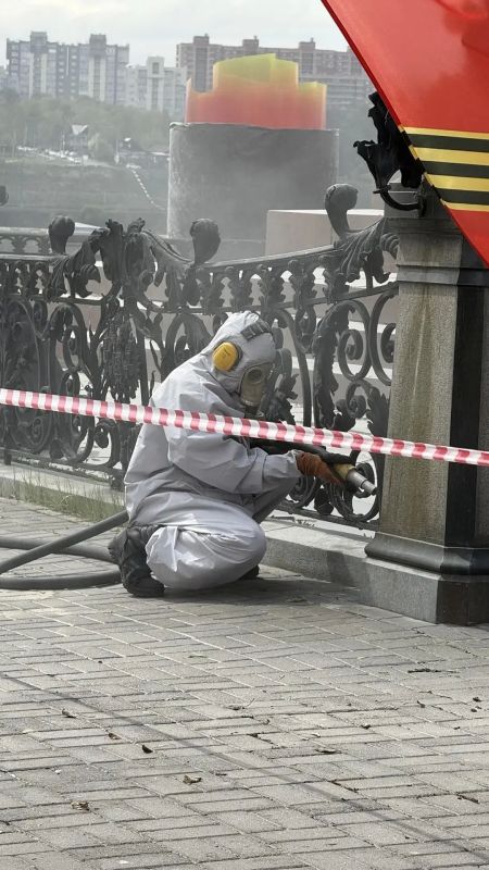 Ограждение вокруг памятника Александру III ремонтируют в Иркутске Ограждение вокруг памятника Александру III ремонтируют в Иркутске