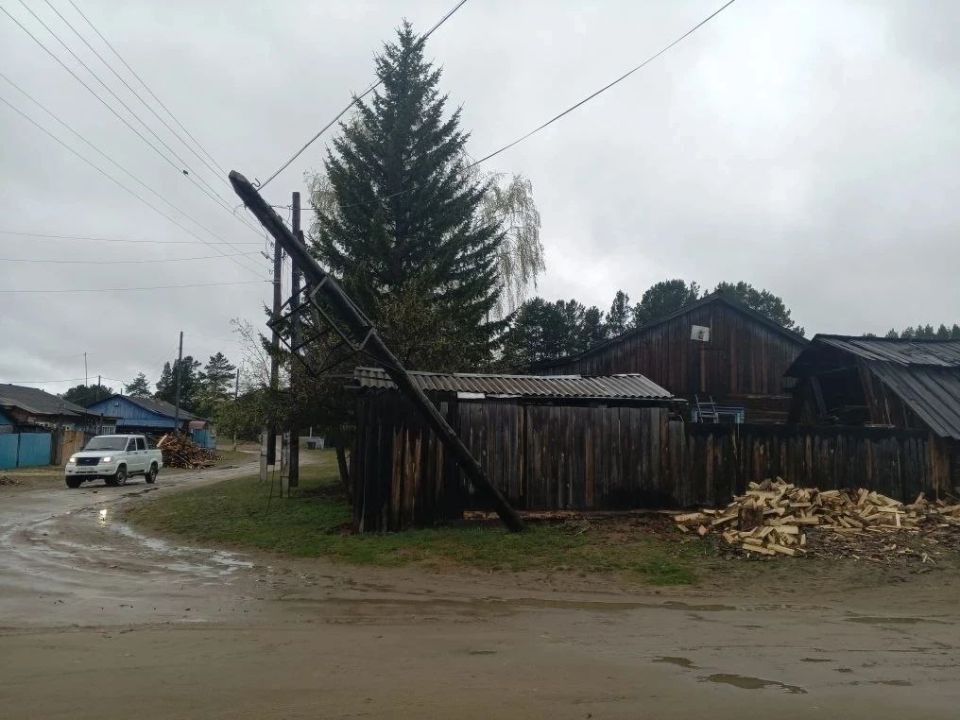 Опасная опора на проводах в Октябрьском устранена Опасная опора на проводах в Октябрьском устранена