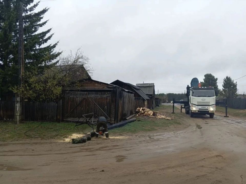 Опасная опора на проводах в Октябрьском устранена