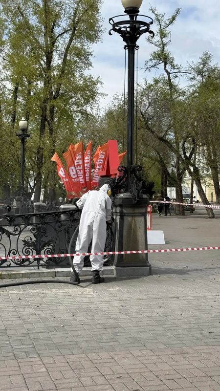 Ограждение вокруг памятника Александру III ремонтируют в Иркутске Ограждение вокруг памятника Александру III ремонтируют в Иркутске