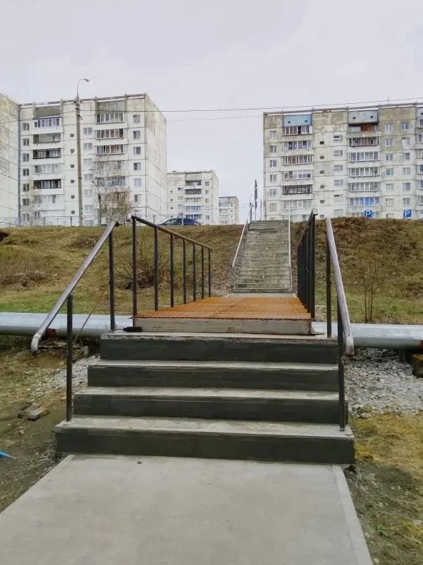В микрорайоне Зеленый обновляют надземный переход