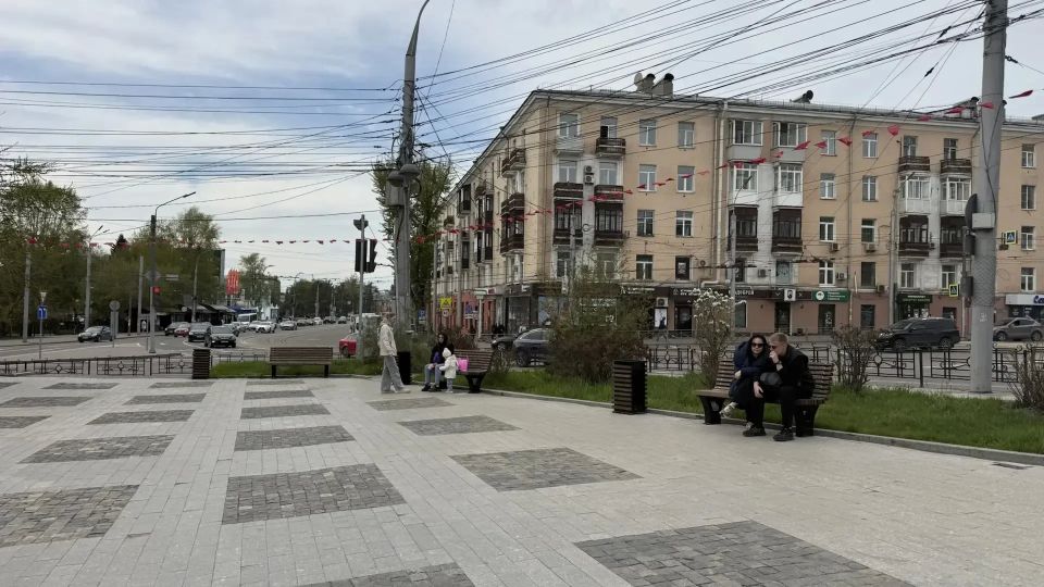 Возле памятника Бабру в Иркутске установили новые урны и скамейки Возле памятника Бабру в Иркутске установили новые урны и скамейки
