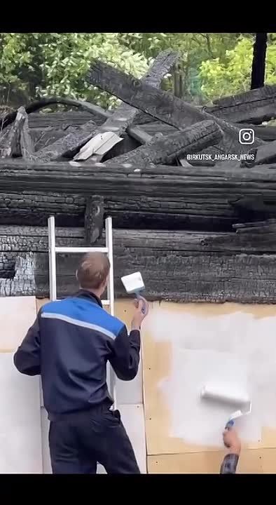 Иркутские «реставраторы» красят дом под дождем