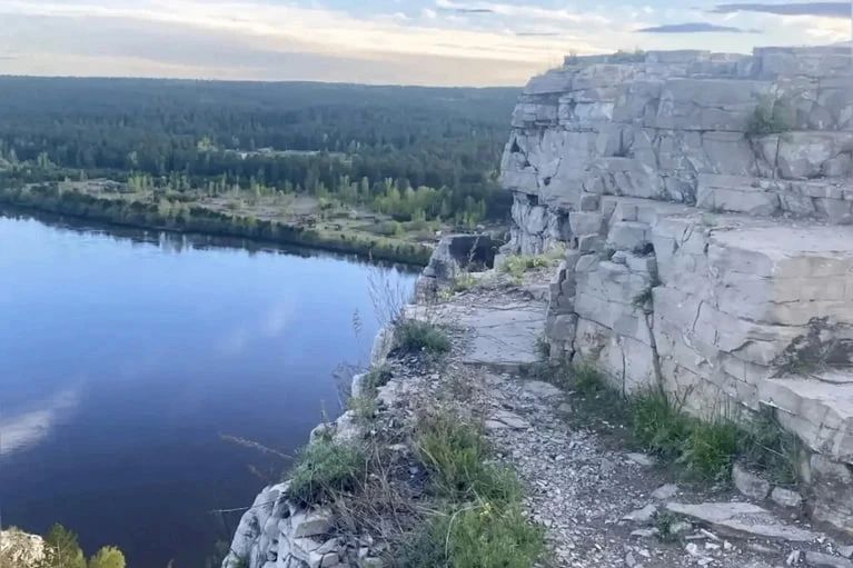 Студентка сорвалась со скалы во время фотосъемки в Иркутской области Студентка сорвалась со скалы во время фотосъемки в Иркутской области