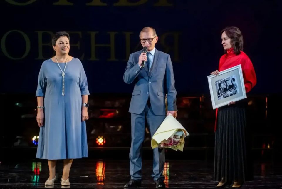 Игорь Кобзев: Гала-концертом «Сезоны вдохновения» завершилось празднование 85-летия Иркутского областного музыкального театра им. Николая Матвеевича Загурского Игорь Кобзев: Гала-концертом «Сезоны вдохновения» завершилось празднование 85-летия Иркутского областного музыкального театра им. Николая Матвеевича Загурского