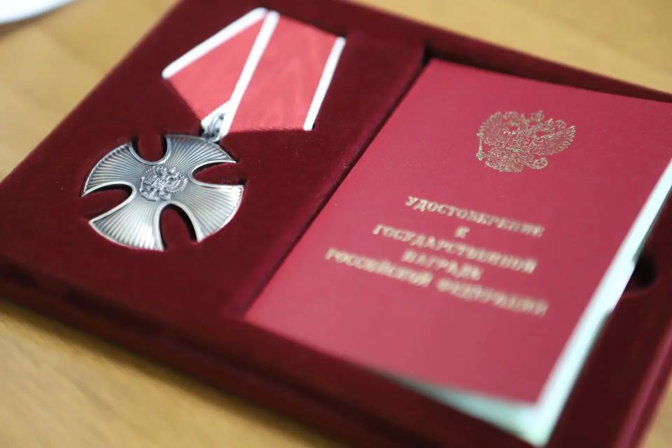 Мэр Руслан Болотов передал семьям погибших участников спецоперации ордена Мужества