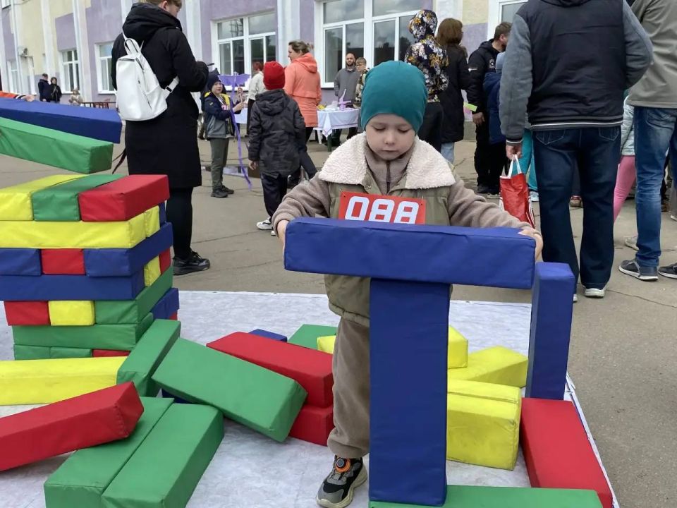 Сергей Петров: На стадионе «Ангара» в самом разгаре 22-й фестиваль воздушных змеев Сергей Петров: На стадионе «Ангара» в самом разгаре 22-й фестиваль воздушных змеев