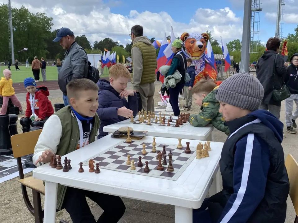Сергей Петров: На стадионе «Ангара» в самом разгаре 22-й фестиваль воздушных змеев Сергей Петров: На стадионе «Ангара» в самом разгаре 22-й фестиваль воздушных змеев