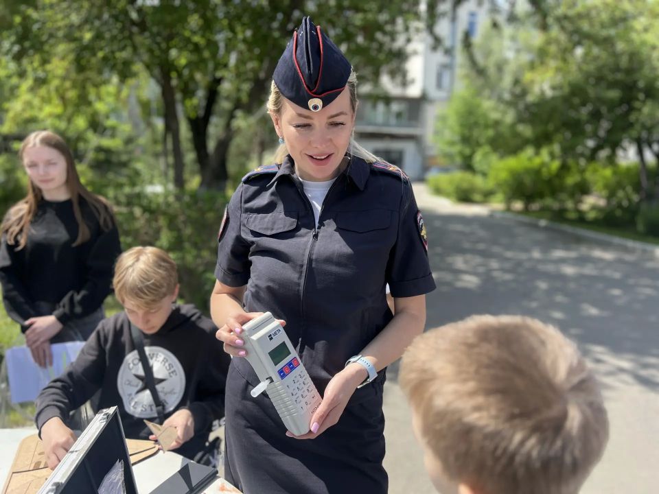 В Иркутске сотрудники Госавтоинспекции поздравили с Днём защиты детей маленьких пациентов областной больницы В Иркутске сотрудники Госавтоинспекции поздравили с Днём защиты детей маленьких пациентов областной больницы
