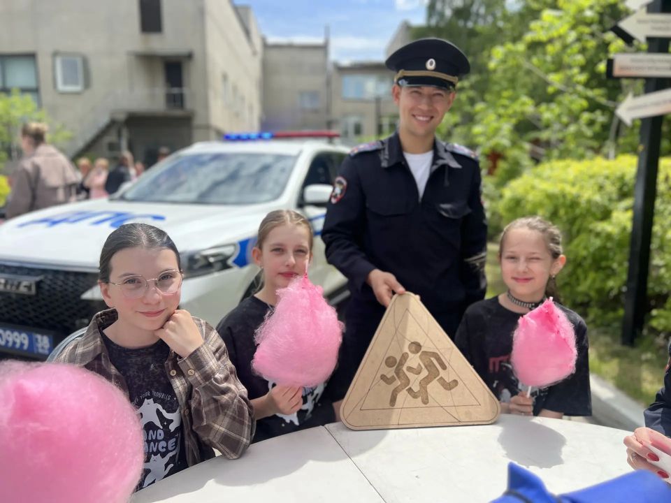 В Иркутске сотрудники Госавтоинспекции поздравили с Днём защиты детей маленьких пациентов областной больницы В Иркутске сотрудники Госавтоинспекции поздравили с Днём защиты детей маленьких пациентов областной больницы