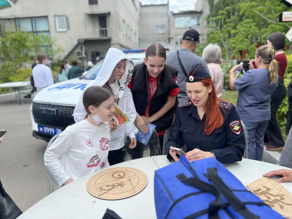 В Иркутске сотрудники Госавтоинспекции поздравили с Днём защиты детей маленьких пациентов областной больницы В Иркутске сотрудники Госавтоинспекции поздравили с Днём защиты детей маленьких пациентов областной больницы