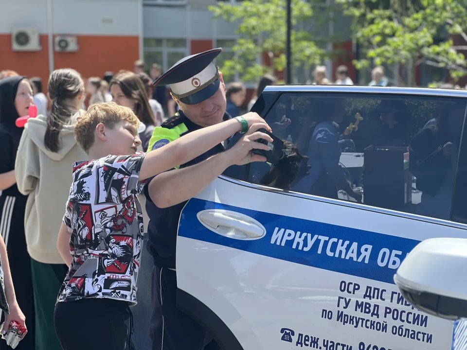 В Иркутске сотрудники Госавтоинспекции поздравили с Днём защиты детей маленьких пациентов областной больницы В Иркутске сотрудники Госавтоинспекции поздравили с Днём защиты детей маленьких пациентов областной больницы