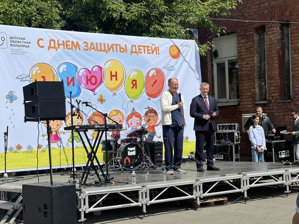 В Иркутске сотрудники Госавтоинспекции поздравили с Днём защиты детей маленьких пациентов областной больницы