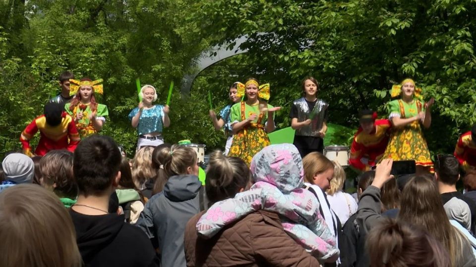 Масштабный праздник с конкурсами, песнями и сладкими угощениями состоялся сегодня в роще «Молодежная» микрорайона Ново-Ленино