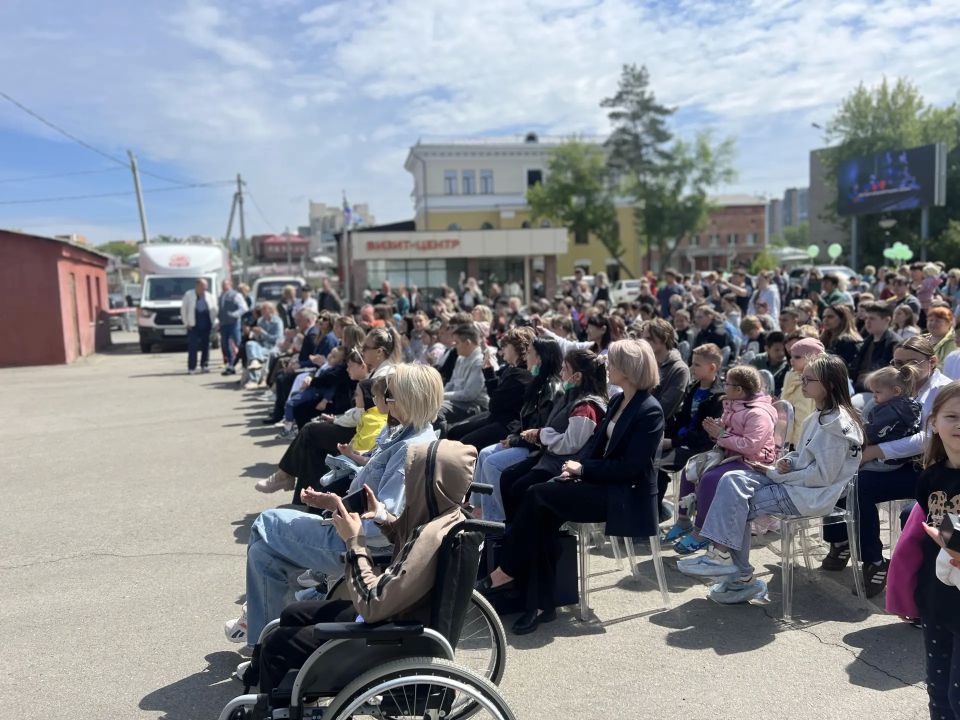В Иркутске сотрудники Госавтоинспекции поздравили с Днём защиты детей маленьких пациентов областной больницы В Иркутске сотрудники Госавтоинспекции поздравили с Днём защиты детей маленьких пациентов областной больницы