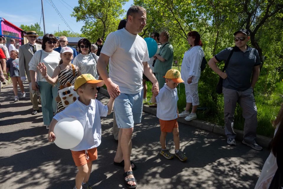 Парад близнецов впервые состоялся в Иркутске! Братья и сестры разных возрастов стали частью уникального события в День рождения любимого города Парад близнецов впервые состоялся в Иркутске! Братья и сестры разных возрастов стали частью уникального события в День рождения любимого города